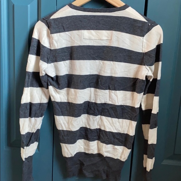 Cute Nollie sweater! - Picture 3 of 4